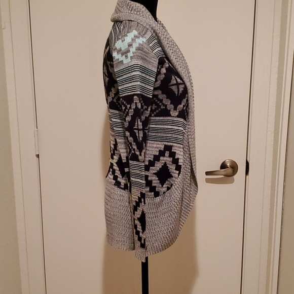 Beautiful Gray/Black/Green RUE21 Sweater Sz XS - Picture 4 of 7